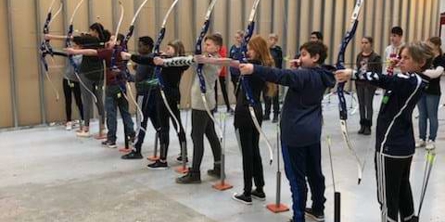 Børn skyder med bue og pil på Skovvangsskolen