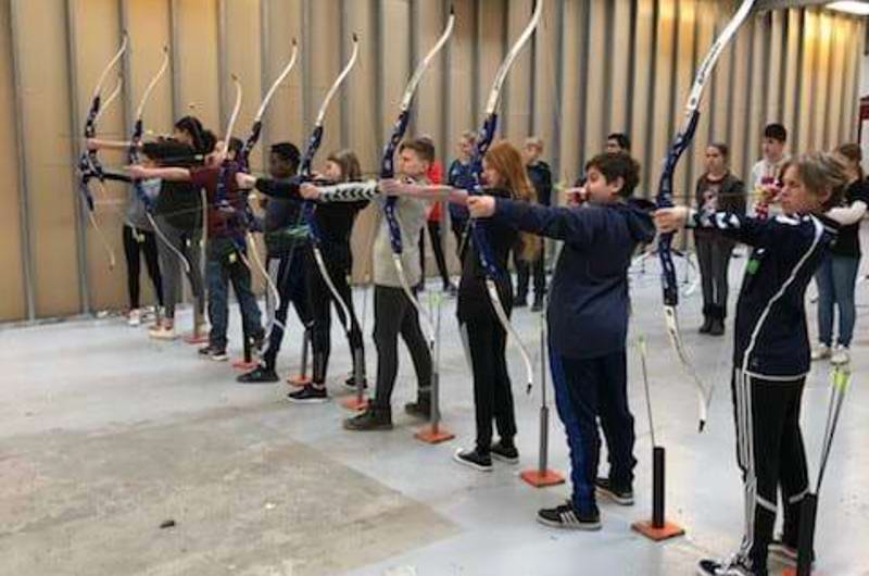 Børn skyder med bue og pil på Skovvangsskolen