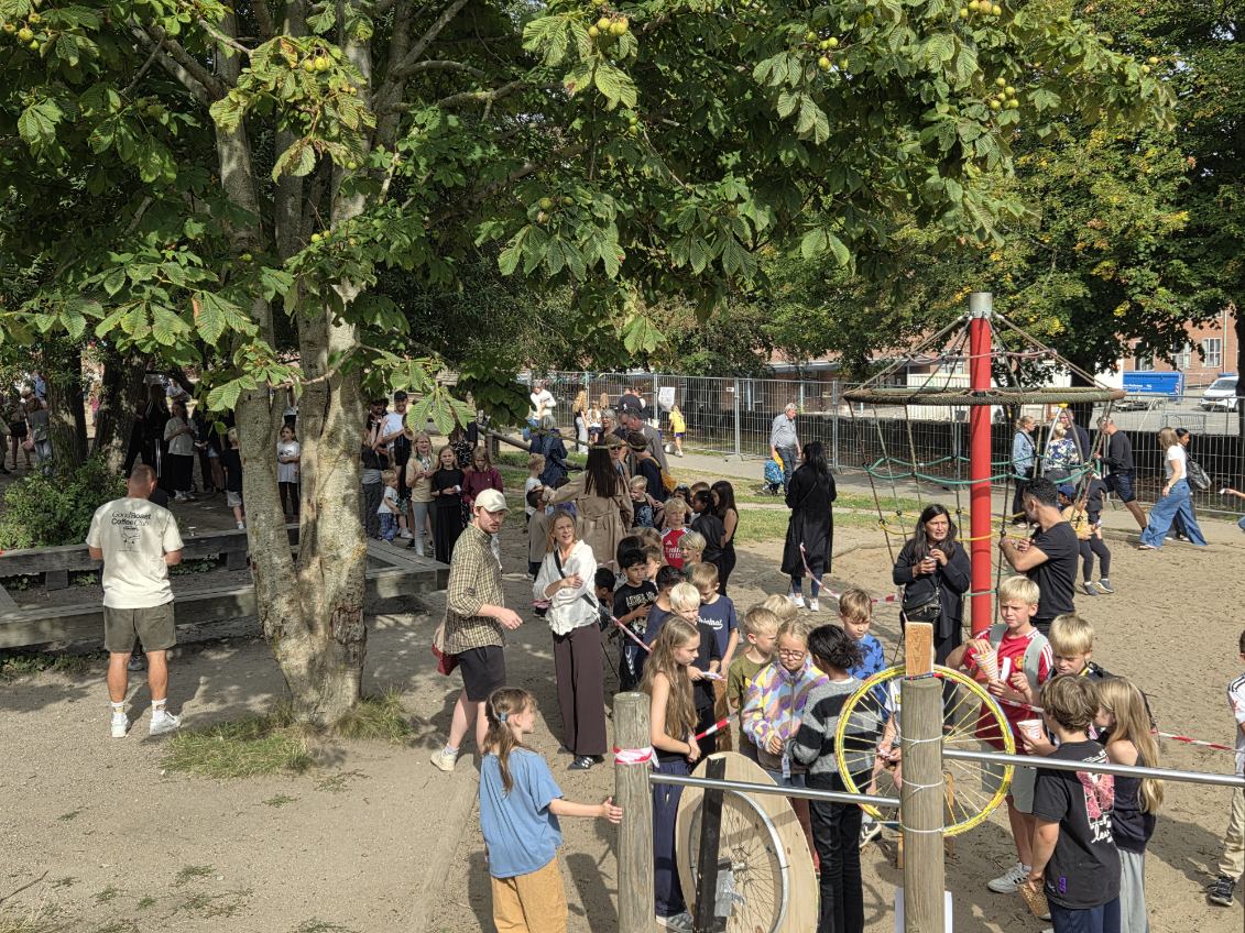 Børn på legepladsen ved Skovvangskolen